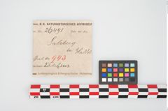 Etikett zu Bronzehalbmondgehängefibel (NHMW-PRAE-026491)